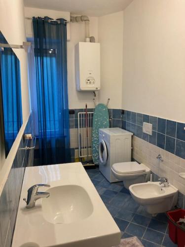 bagno con lavandino e servizi igienici di Bilocali Foce a Sanremo