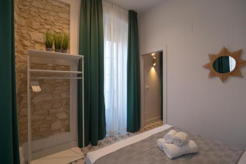 Postel nebo postele na pokoji v ubytování Apartamentos Teatro by Be Alicante