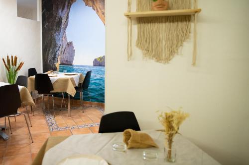 a dining room with a table and a view of the ocean at Quisì - Salerno Centro in Salerno