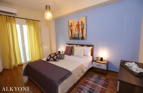 um quarto com uma cama num quarto com cortinas amarelas em MELMA PROPERTIES- ALKYONI apartment by the sea in Piraeus em Piraeus