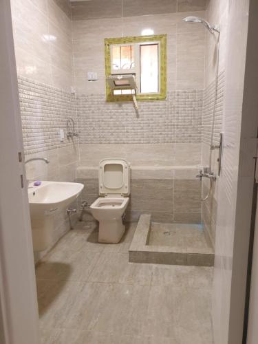 10月6日市にあるسكن للذكور فقط - Sakan Male Onlyのバスルーム(トイレ、洗面台付)