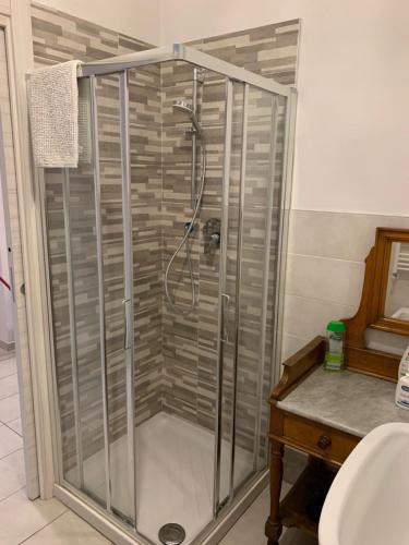 una doccia con porta in vetro in bagno di A 10 minuti di metro dal centro a Torino