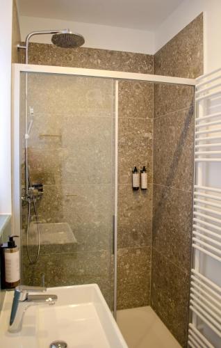 a bathroom with a shower and a sink at HOMELY STAY Studio 9 - Stylish & Convenient Self-Check-In Studio in Munich in Munich