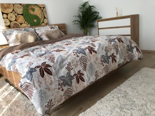 Łóżko lub łóżka w pokoju w obiekcie Tatra billetee apartmán s luxusným výhľadom na VysokéTatry a súkromným wellness