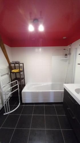 uma casa de banho com uma banheira branca e um lavatório. em RELAIS DES VIGNOTTES em Chevannes