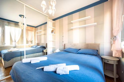 Katil atau katil-katil dalam bilik di Sava Centar 1-bedroom apartments in the heart of New Belgrade