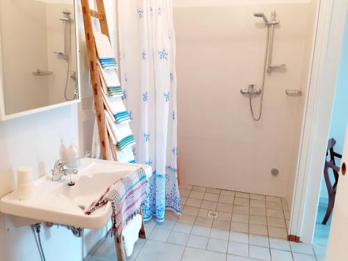 een badkamer met een wastafel en een douche bij Casale Praia in Letojanni