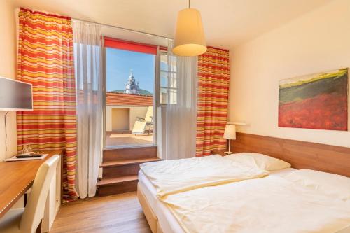 Кровать или кровати в номере Pension Altes Rathaus