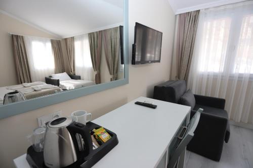 Televisyen dan/atau pusat hiburan di Tonoz Beach Hotel