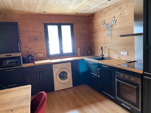 cocina con lavadora y secadora en una habitación en chalet au pieds des pistes le cambre aze en Bolquere Pyrenees 2000