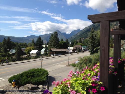 a view of a road with mountains in the background at Linderhof Inn in Leavenworth