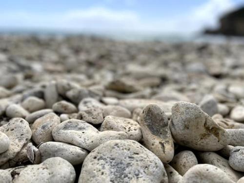 un cumulo di rocce su una spiaggia rocciosa di Villa Abricot Moderne a Sainte-Anne