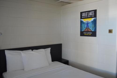 Ένα ή περισσότερα κρεβάτια σε δωμάτιο στο The Cedar Motel