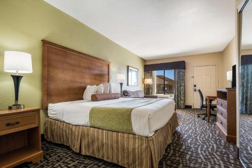 Кровать или кровати в номере SureStay Hotel by Best Western Alice