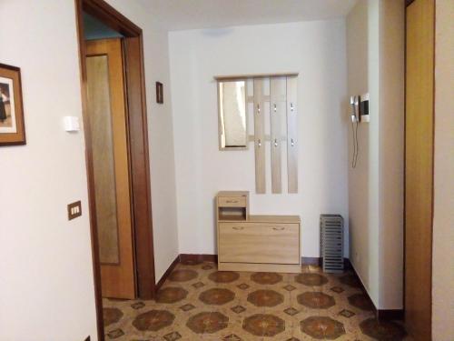 Cette petite chambre comprend une commode et une porte. dans l'établissement Appartamento Graziella, à Mollia