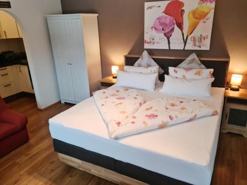 Un dormitorio con una cama grande con flores. en Studio Schwarzenauer, en Alpbach