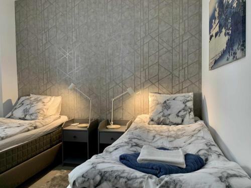 ein kleines Schlafzimmer mit zwei Betten und einem Schreibtisch in der Unterkunft Gran terraza en Marinsa Beach Torrox in Torrox