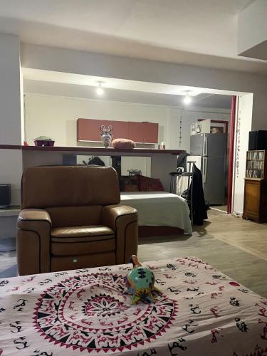 un salon avec un lit, un canapé et une table dans l'établissement Appartement confortable au cœur de Nice, 81 m², Parking, à Nice