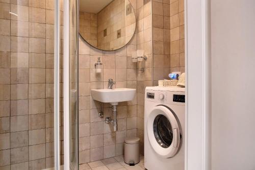 een badkamer met een wasmachine en een wastafel bij Efihouse Lago Maggiore in Luino