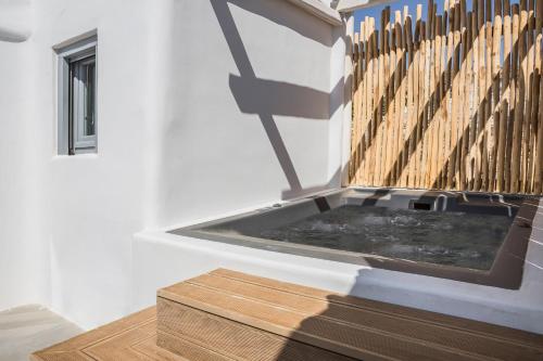 una piscina de agua en la esquina de una habitación en Villa Aether - Infinity Pool Villa Mykonos, en Mykonos ciudad