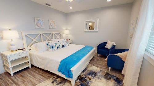 Ένα ή περισσότερα κρεβάτια σε δωμάτιο στο AH-J132 Newly remodeled first floor condo near Marina