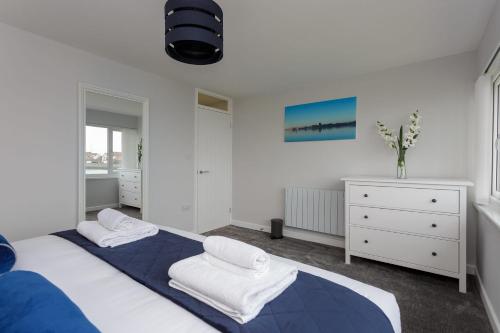 Tempat tidur dalam kamar di Castle View - Port Solent Stunning Waterfront House