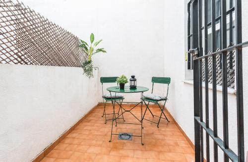 a small balcony with a table and two chairs at Centro 4 Rooms 3 baños Parking in Jerez de la Frontera