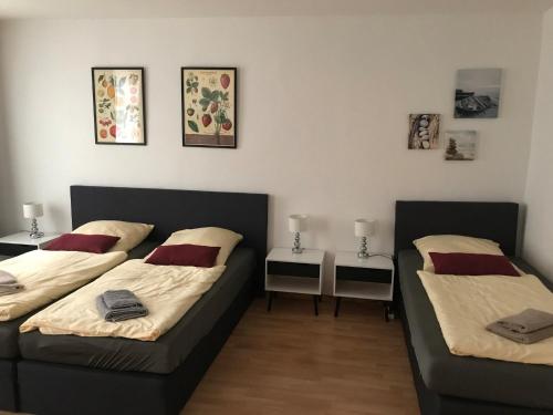 1 dormitorio con 2 camas y 2 mesitas de noche en Am Schloss 18, en Schwerin