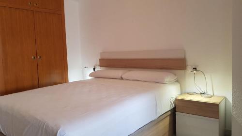 Katil atau katil-katil dalam bilik di Bonito apartamento con inmensa terraza y piscina