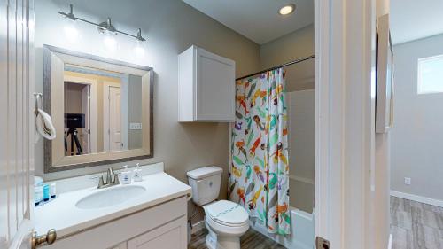 Kylpyhuone majoituspaikassa BC508 Townhome with Beach Inspired Decor, Heated Pool with Water Slide