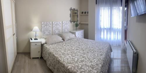 Een bed of bedden in een kamer bij Azcona - 6004