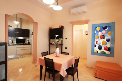een keuken en eetkamer met een tafel en stoelen bij CASA ANTICA in Gaeta