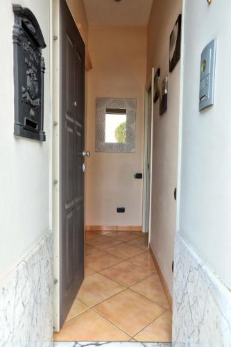 a hallway with a door and a tile floor at CASA ANTICA in Gaeta