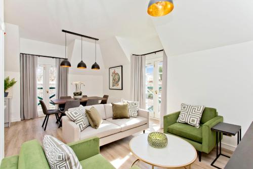 sala de estar con sofá, sillas y mesa en Newly Reno'd 2 Bed with Free Parking, en Edimburgo