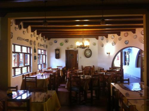 ein Restaurant mit Tischen und Stühlen in einem Raum in der Unterkunft Oro Viejo in Nazca