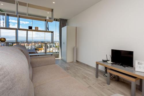 Seascape Retreat Apartment by LovelyStay
