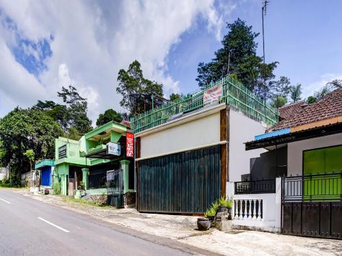 ein Gebäude mit einem Tor an der Straßenseite in der Unterkunft OYO Life 90879 Ara Predator Funpark in Batu