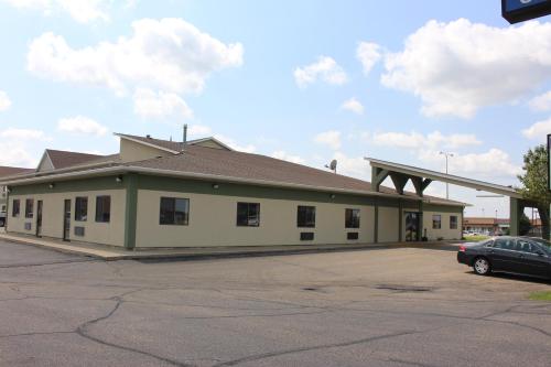 Photo de la galerie de l'établissement Days Inn by Wyndham Watertown, à Watertown