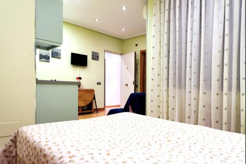 מיטה או מיטות בחדר ב-Suitur Apartment Hita II Centro Madrid