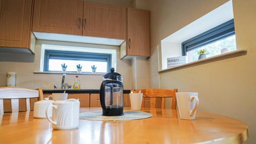 uma máquina de café sentada numa mesa numa cozinha em The Grove em Sligo