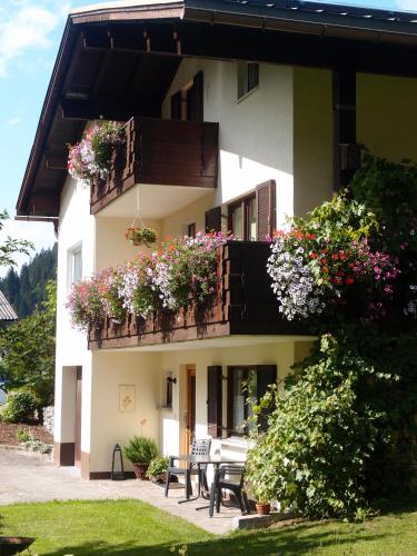 Taman di luar Haus Patria