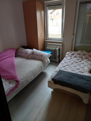 una camera con due letti e una finestra di Sofia Apartment a Surčin