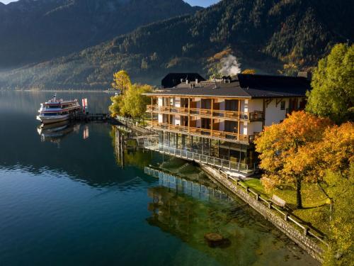 Et luftfoto af Travel Charme Fürstenhaus am Achensee