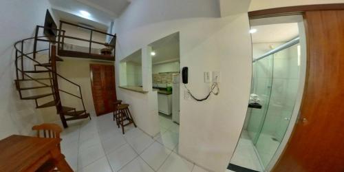 un salon avec un escalier et une cuisine dans l'établissement Pousada Mar e Brisa, à Natal