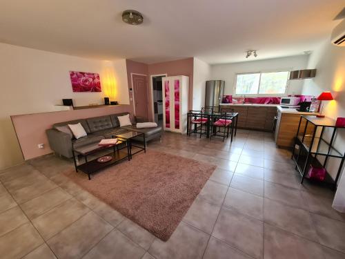 un salon avec un canapé et une table dans l'établissement Etoiles de Provence PASSION, à La Ciotat