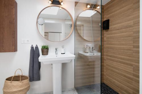 a bathroom with a sink and a mirror at Apartamento El Jable in Arrecife