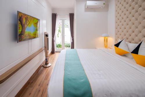 a bedroom with a large bed and a window at The View Hotel in Cam Lâm