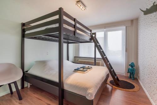 sypialnia z łóżkiem piętrowym i drabiną w obiekcie Private trendy appartement toplocatie Middelkerke w mieście Middelkerke