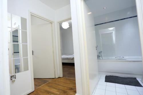 Ванная комната в Gorgeous 2 bedroom 2 bathroom Woolwich