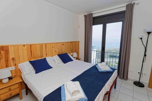 A bed or beds in a room at SPECTACULAR APRT. IN FRONT OF THE SEA